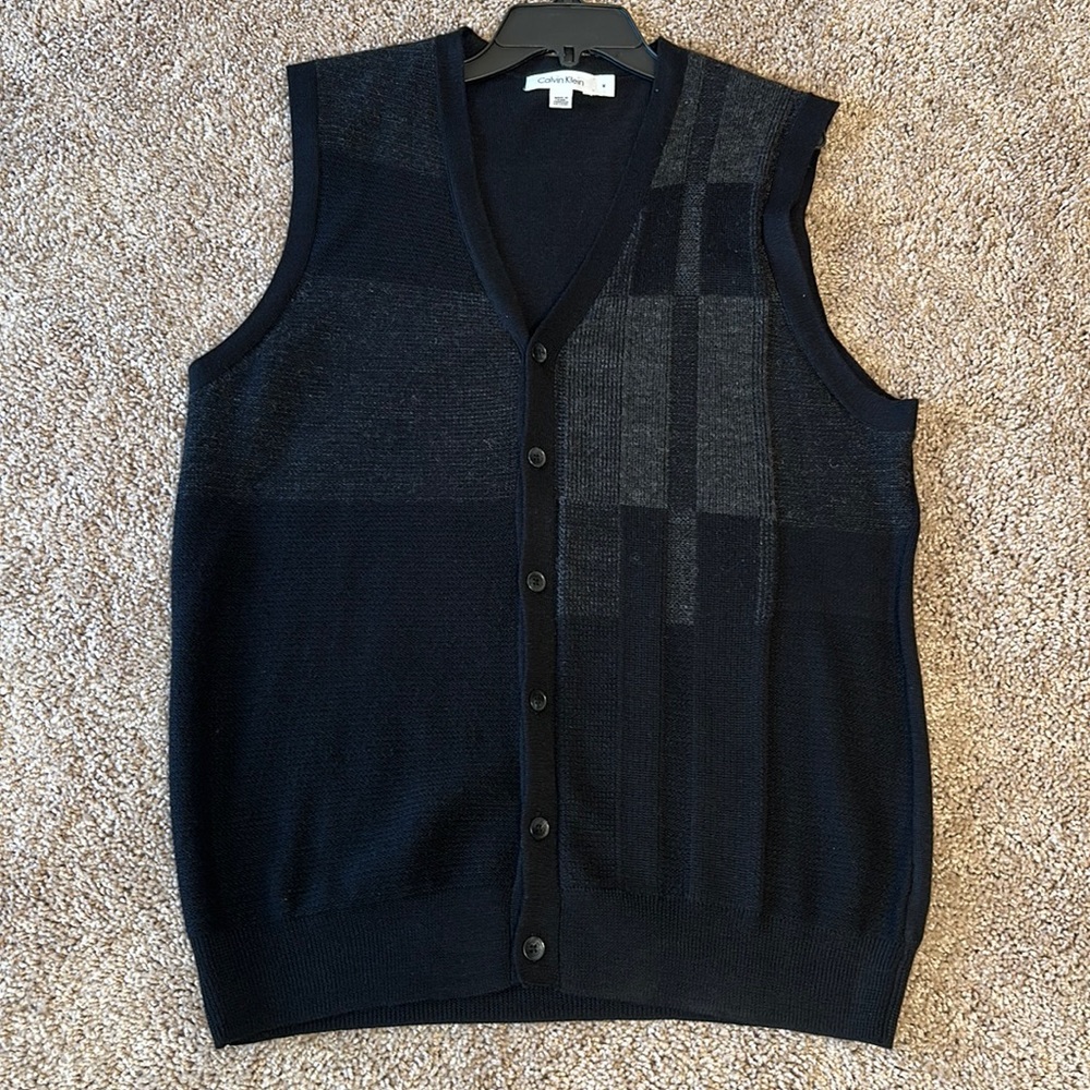 Calvin Klein sleeveless sweater vest with button front. Size Medium. Black/gray
